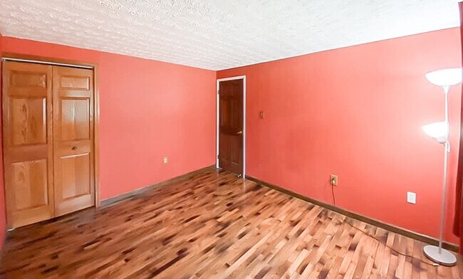 Building Photo - Charming 2-Level, 3 Bedroom 2 Bathroom Hom...