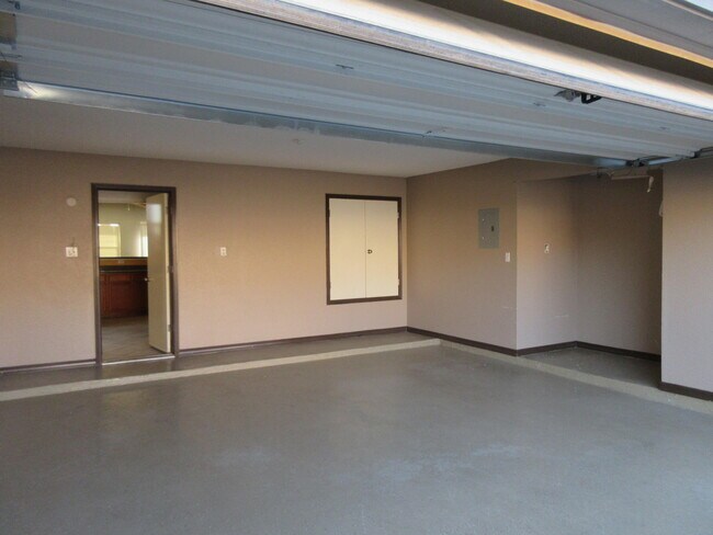 Building Photo - 3016 Tierra Cuervo Dr