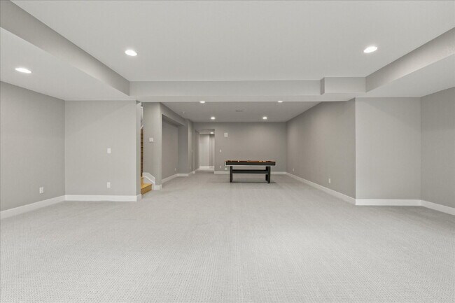 Building Photo - $7,495.00, Stunning 6 bed, 5 bath Ranch-St...