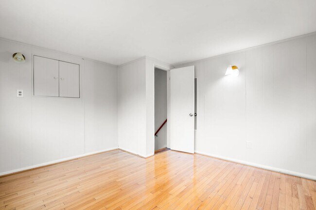 Building Photo - 3 Bed 2 Bath - Takoma Park Split Level - 1...