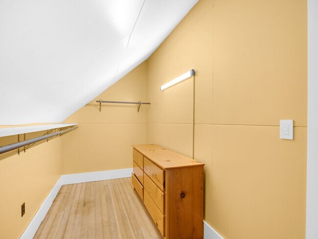 Building Photo - Beautiful, Newly Renovated Franklin House