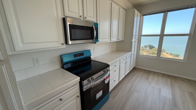 Building Photo - Epic REA - Top floor, Sweeping Views, 3 BR...