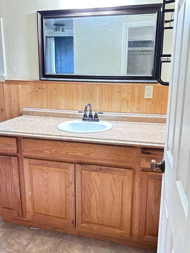 Building Photo - Calm 2 Bedroom, 2 Bath near Cheyenne Canyon