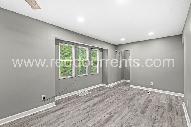 Building Photo - Spacious 3-Bed, 2-Bath Home | 1,590 Sq Ft ...