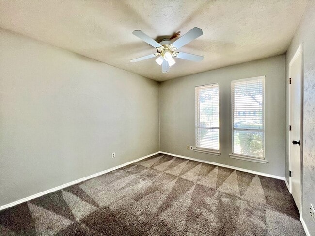 Building Photo - 2732 Parkhaven Dr