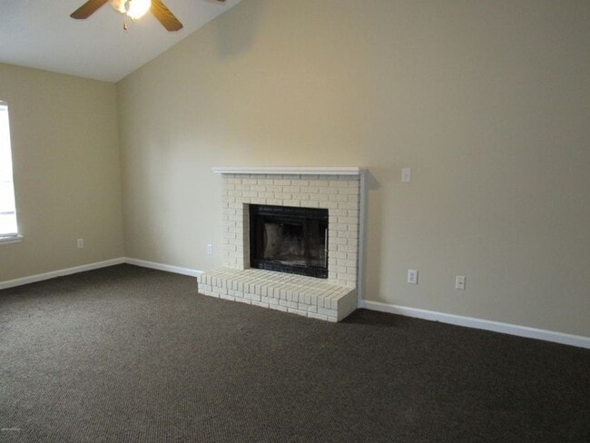 Building Photo - 2 BR 2 BA Duplex