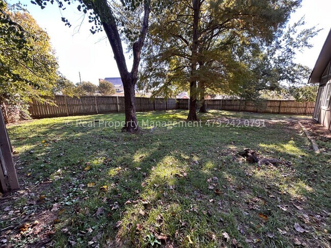 Building Photo - RENT READY! Charming 3 bed 2 bath home in the Eastside of Fort Smith!