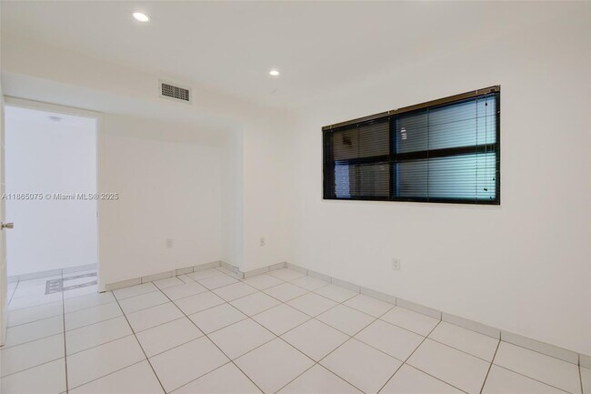Building Photo - 1250 Lincoln Rd
