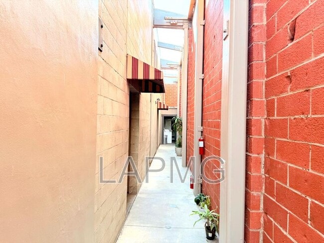 Building Photo - 1734 N Main St