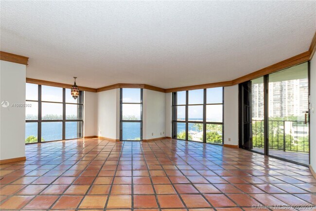 Building Photo - 1925 Brickell Ave