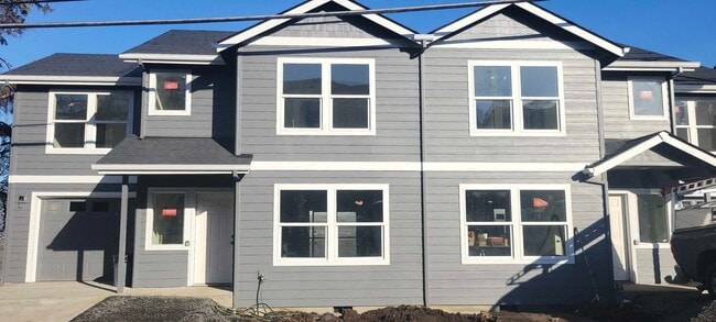 Building Photo - Newer 3 Bedroom Duplex with Gorgeous River Views