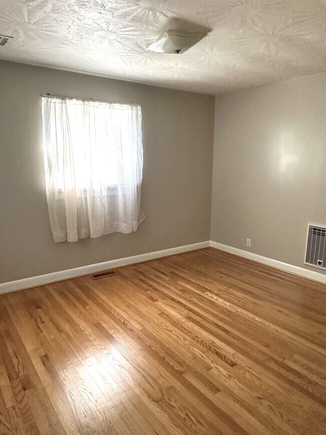 Building Photo - IMMACULATE ONE LEVEL HOME AVAILABLE IN SUR...