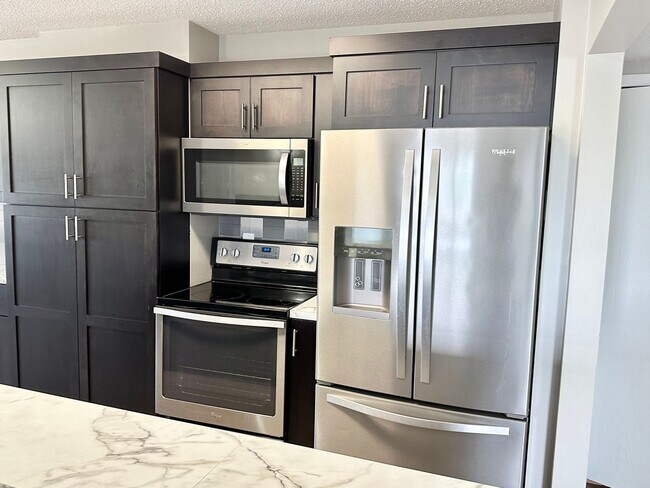 Building Photo - 2 Bedroom Downtown Condo - Available May 1st