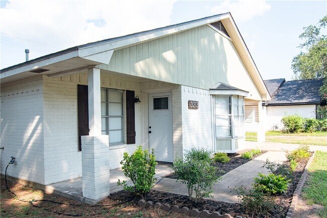 Building Photo - 3213 Heatherwood Dr