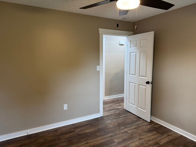 Building Photo - 516 Claremoor Ave