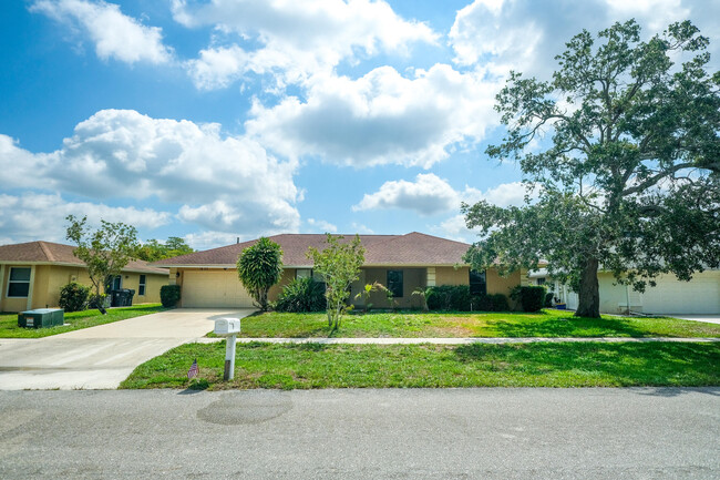 Building Photo - 1800 Wisteria St