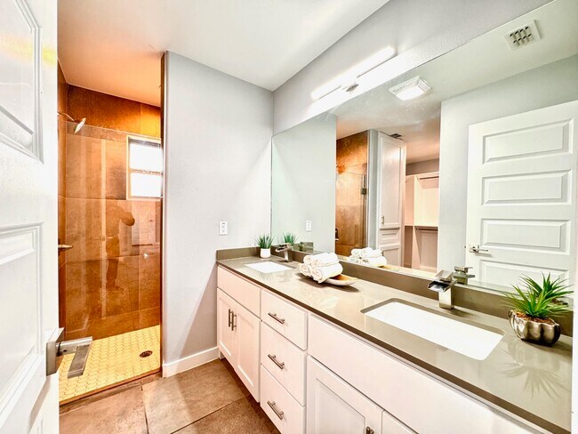 Building Photo - 1009 La Muralla St