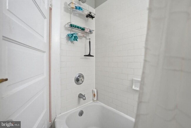 Building Photo - 524 N Kenmore St