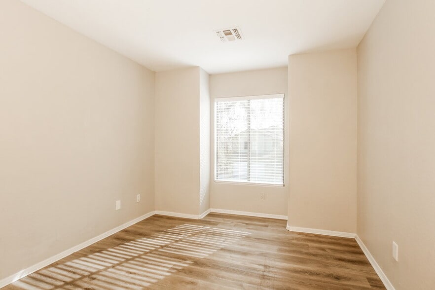 Building Photo - 9522 W Minnezona Ave