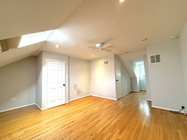 Building Photo - Premier Del Ray Townhome: Steps from The Avenue