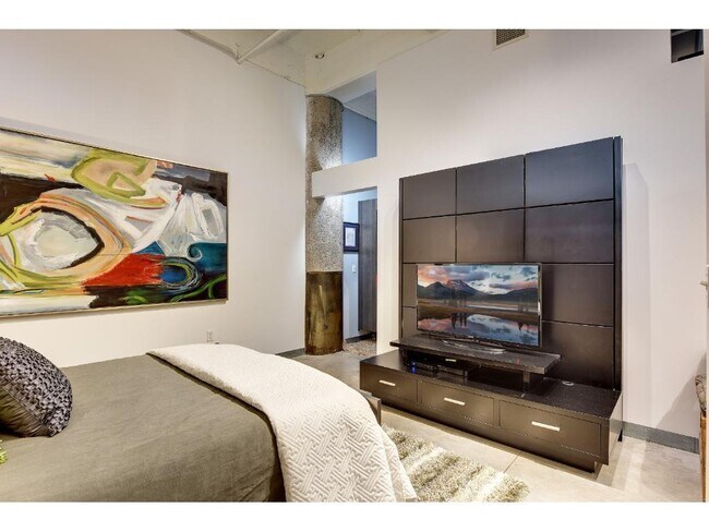 Building Photo - 700 N Washington Ave