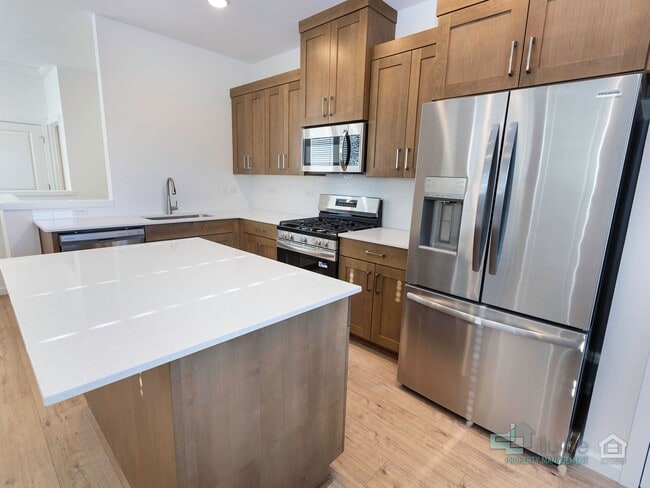 Building Photo - Charming 2-Bedroom, 2.5-Bathroom Home in Hillsboro