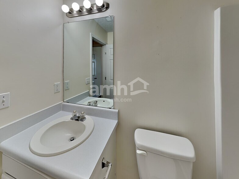 Building Photo - 4104 Hunters Trail Dr