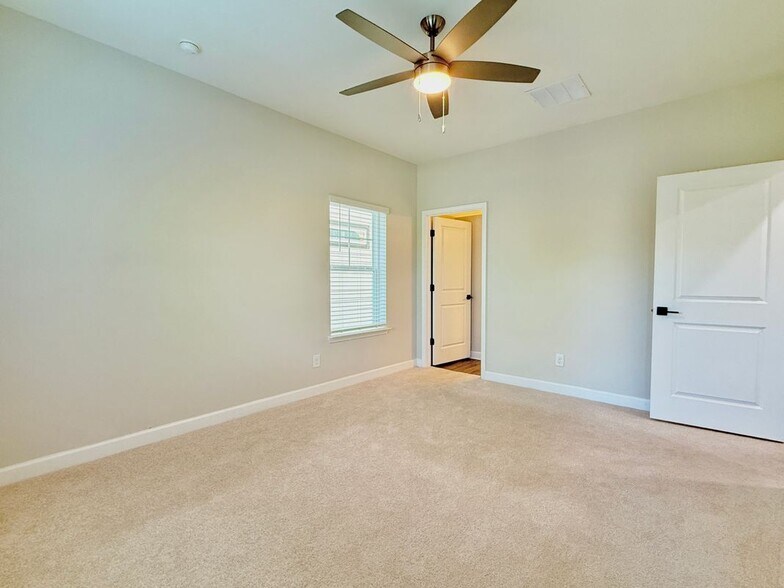 Building Photo - 2587 Ocean Dr NW