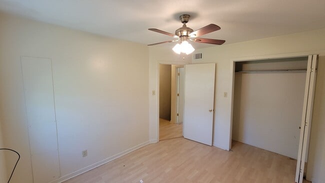 Building Photo - 2 Bedroom • 1.5 Bath • Townhouse Style Apa...