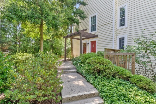 Building Photo - Bright & Cheery 2 BR 2 Bath Unit Available...
