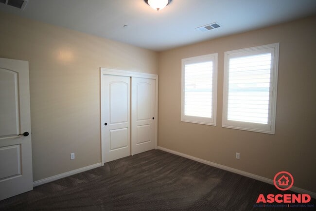 Building Photo - Glamorous Home in Seven Oaks Gated Community!