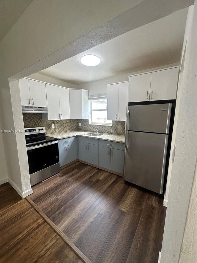 Building Photo - 711 SW 39th Ave