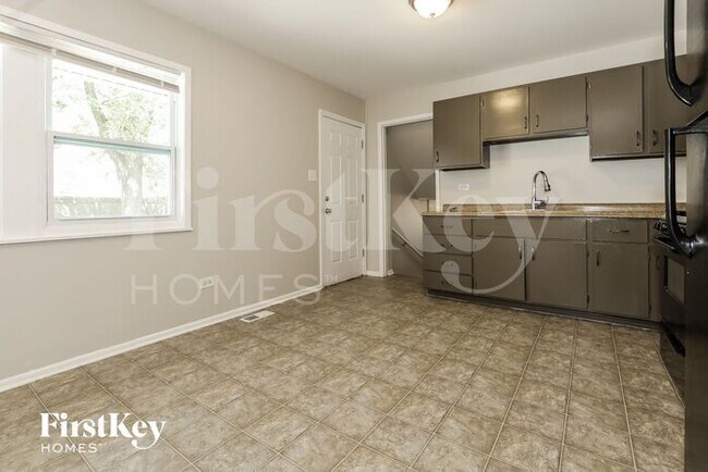 Building Photo - 124 S Chestnut Ln