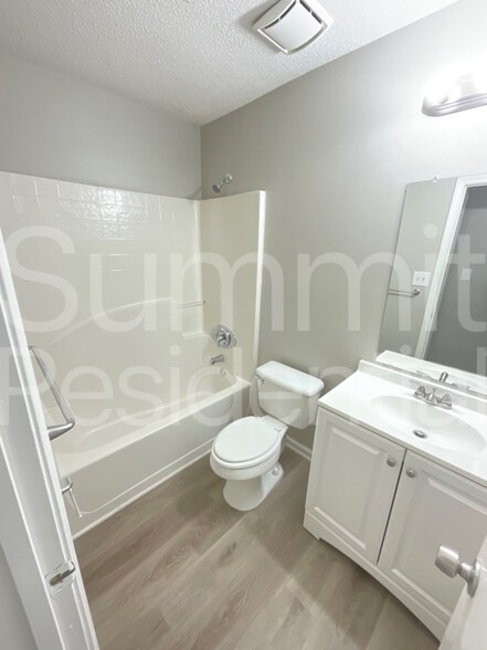 Building Photo - 7189 Ravenwood Ln