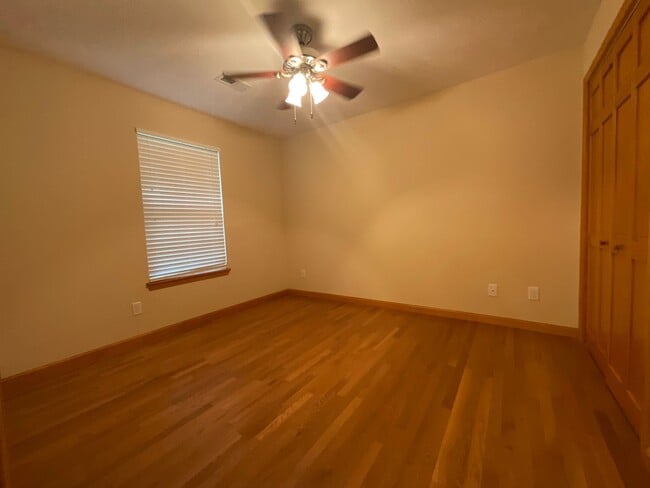 Building Photo - Short term - Clean and tidy 3 bedroom/1 bath near Cherokee Park