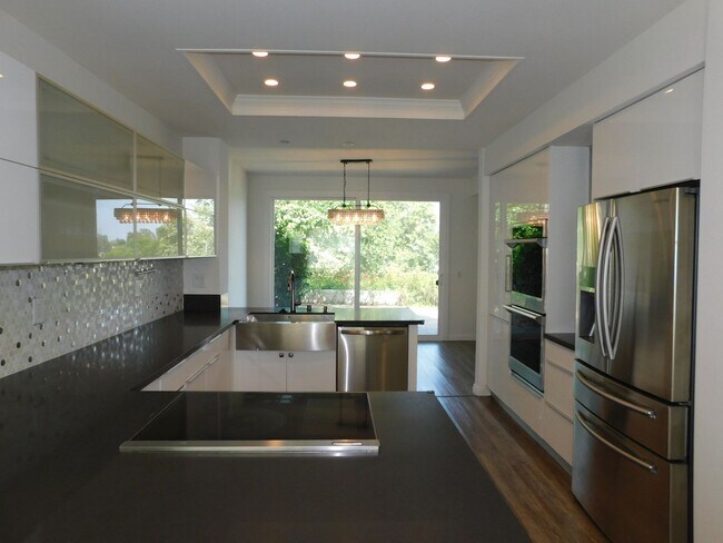 Building Photo - Gated Lake community 2 bed, 2.5 bath home.