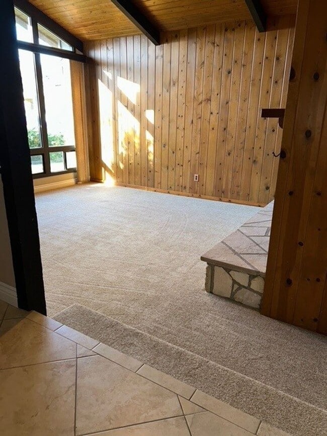 Building Photo - Well-Maintained Home with Great Outdoor Space