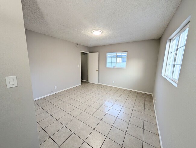 Building Photo - 4-bedroom house with a 2-car garage available in Hawthorne