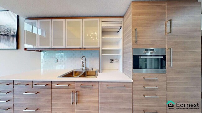 Building Photo - Spacious 2-Bedroom Upper-Level Condo in Pr...