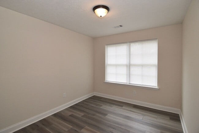 Building Photo - Recently Renovated 3 Bedroom House - Section 8 Welcome