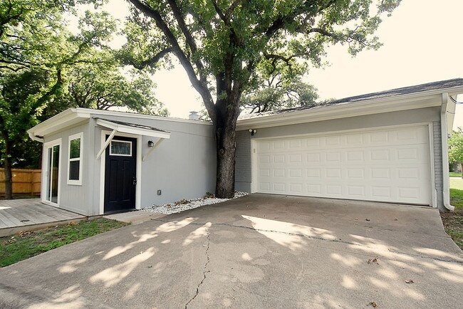 Building Photo - 401 W Brookside Dr