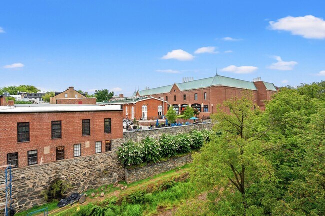 Building Photo - 1015 33rd St NW