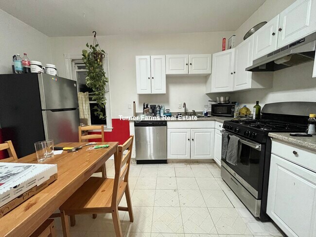 Building Photo - 168 Hillside St