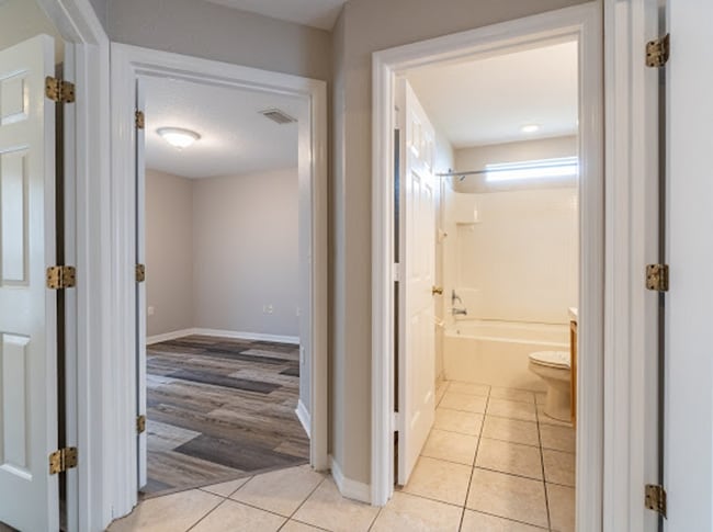 Building Photo - MOVE IN SPECIAL- Spacious 3/2 Duplex in St. Cloud Located Close to Lakefront