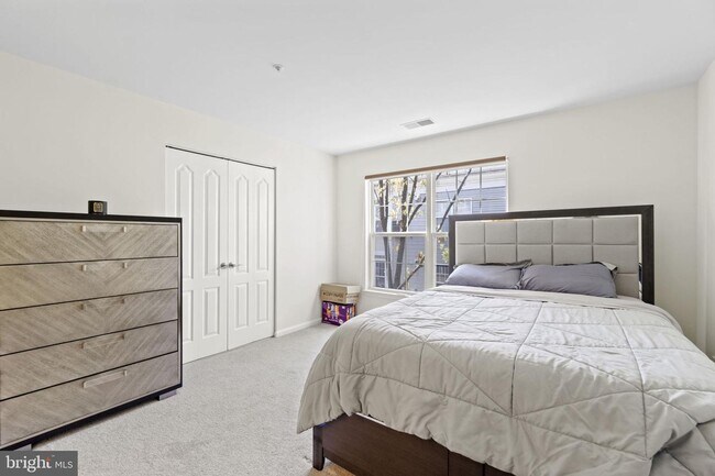 Building Photo - Live the Life with Convenience and Style!