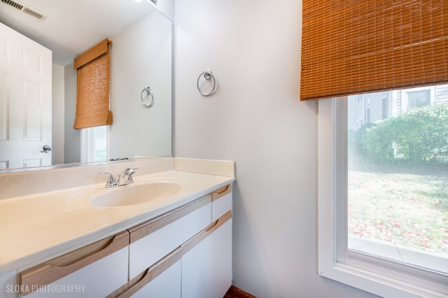 Building Photo - 2342 Hamilton Pl