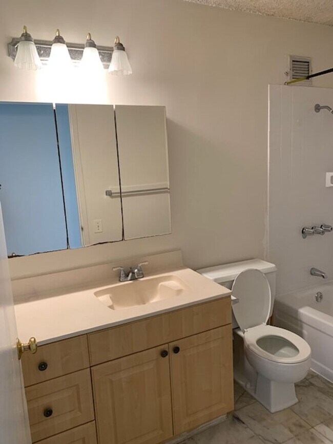 Building Photo - Lilikoi Building (Salt Lake) 1 bedroom, 1 bath Condo with 1 parking - Avail now!