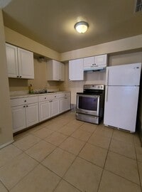 Building Photo - Spacious 3-Bedroom  2 Bathroom Apartment for Rent!