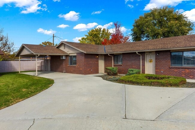 Building Photo - Large and Luxurious 2 Bed unit with giant yard, Pet Friendly, covered parking, washer and dryer i...