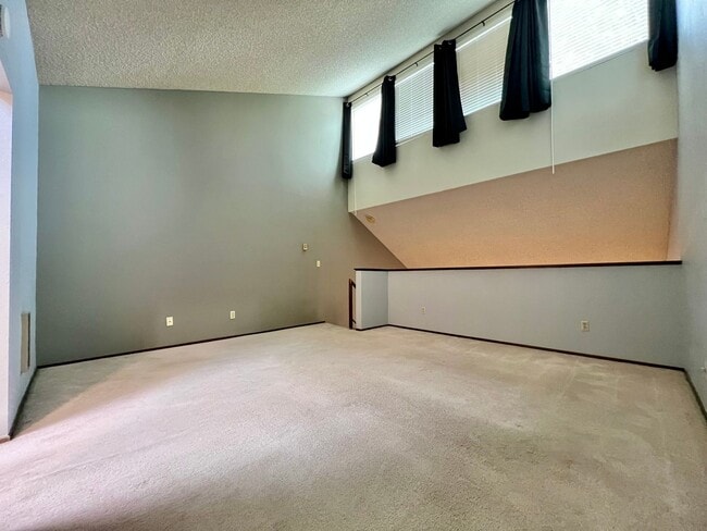 Building Photo - Beautiful 2 Bed, 2 Bath Townhome with Community Pool, Gym & Clubhouse!